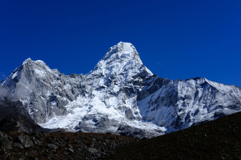 Double mountain. Ама Даблам гора. Ама Даблам гора фото. Гора ама-Даблам лого. Амадаблам - вершина фото.